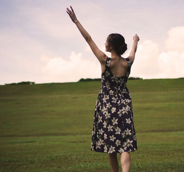 Backyard Cotton Dress in White Hibiscus