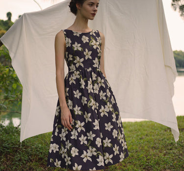 Backyard Cotton Dress in White Hibiscus