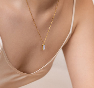 Minimalist shell pendant necklace